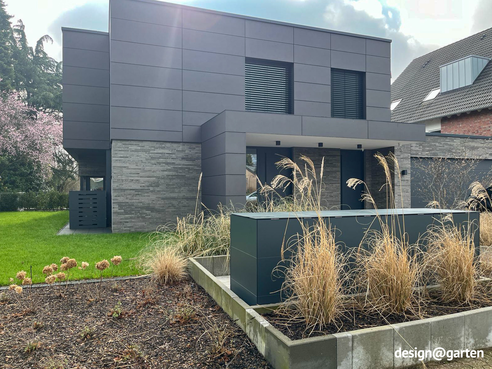 Waste bin enclosure for four 240-litre bins in anthracite HPL