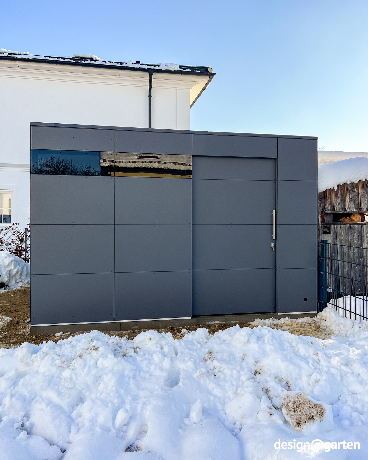 Garden shed with high roof load near Landshut