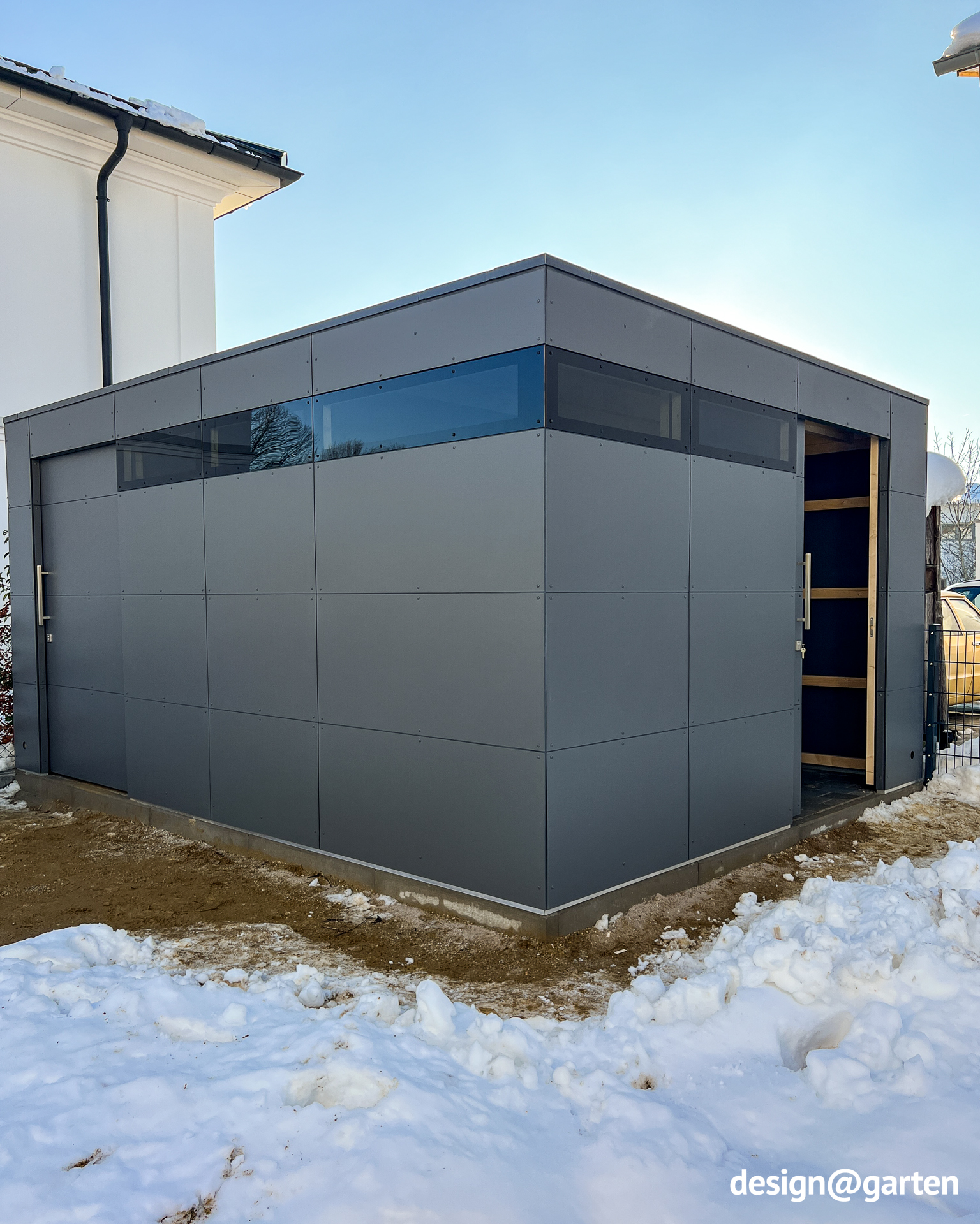 Garden shed with high roof load near Landshut