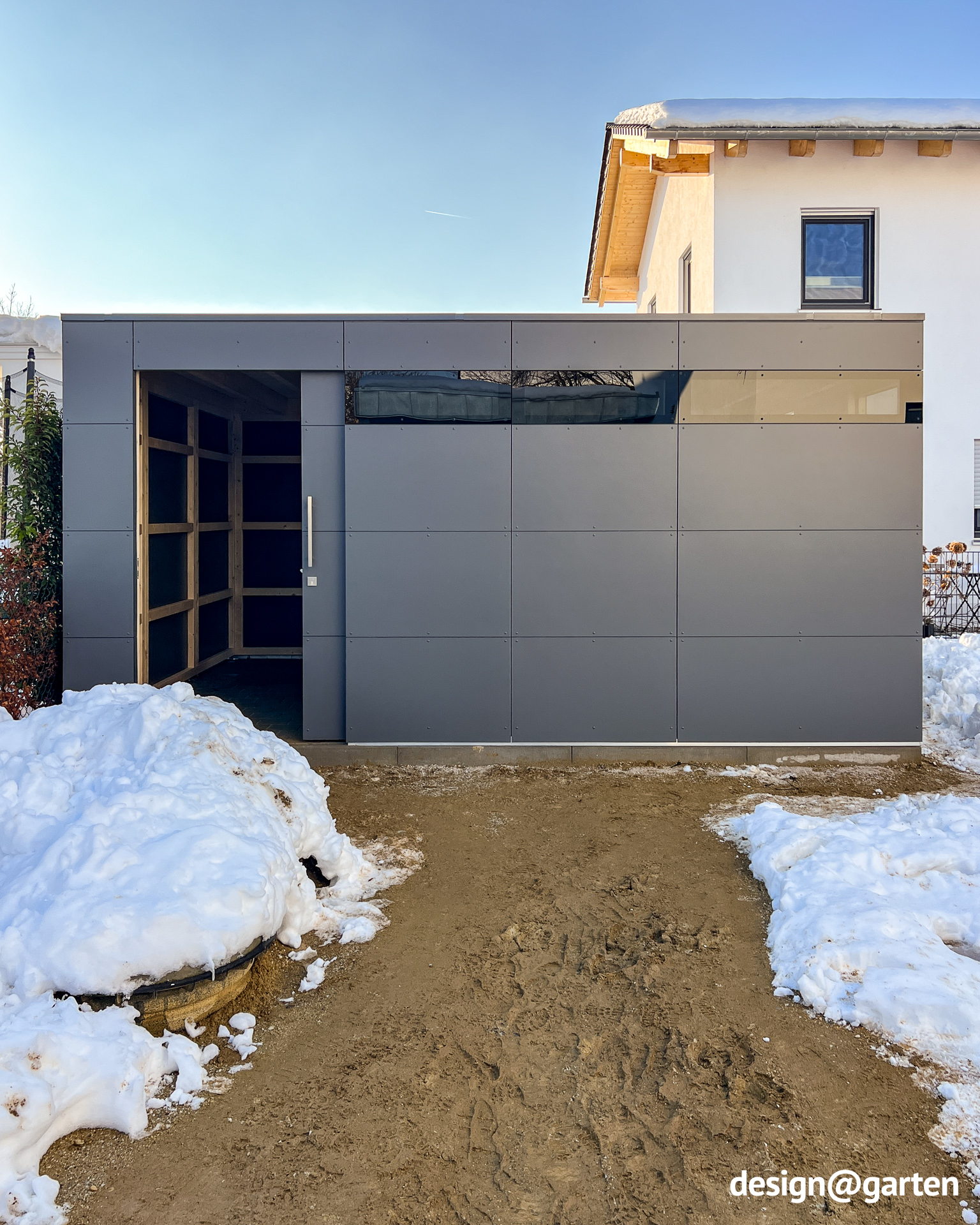 Garden shed with high roof load near Landshut