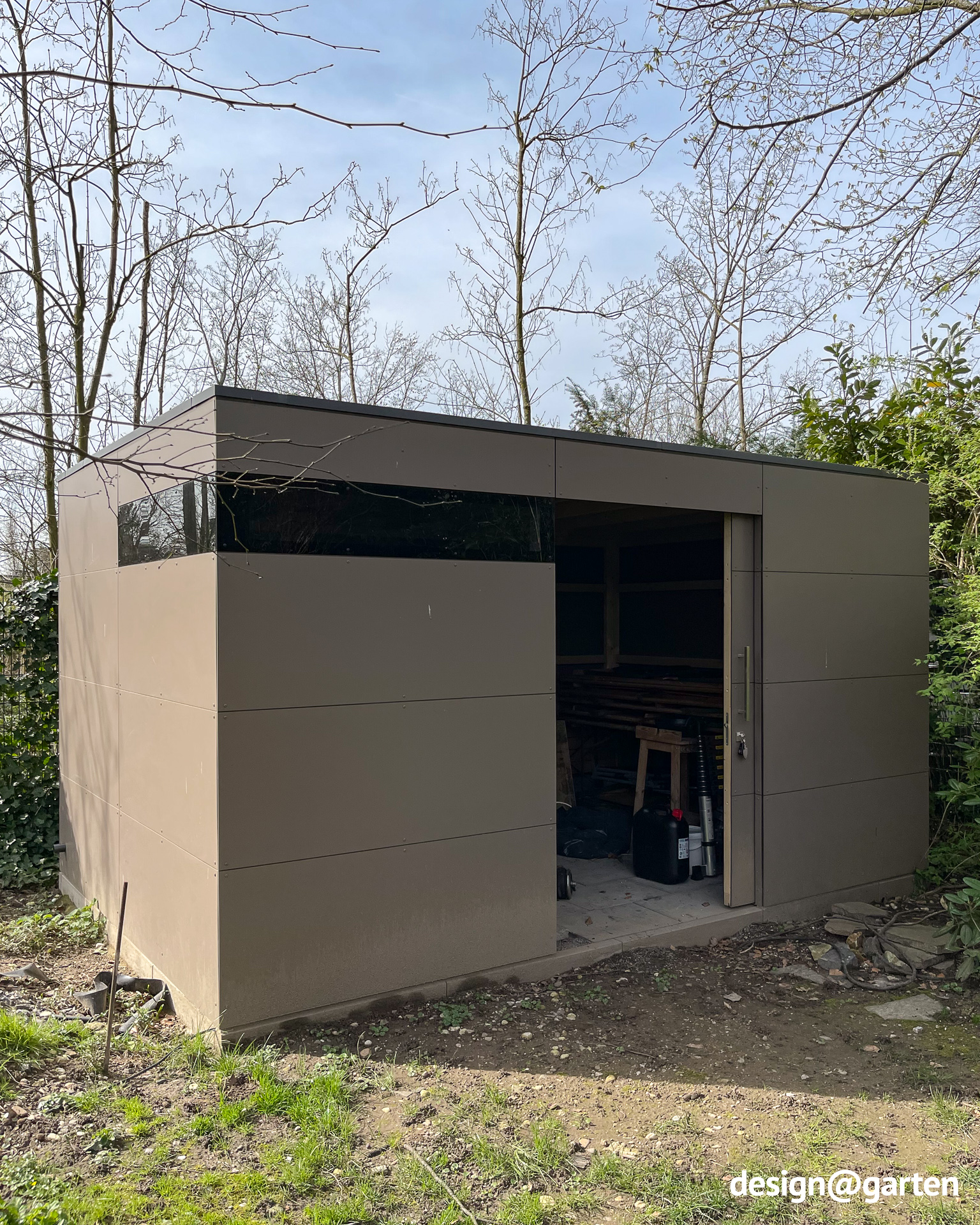 Garden shed in Tuscany with corner glazing