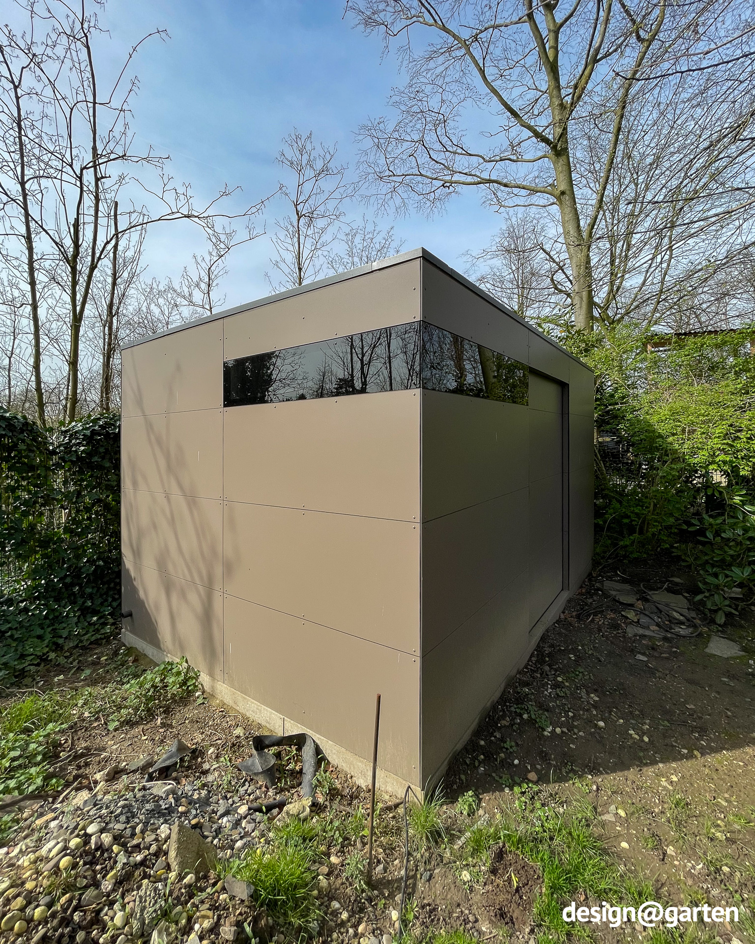 Garden shed in Tuscany with corner glazing