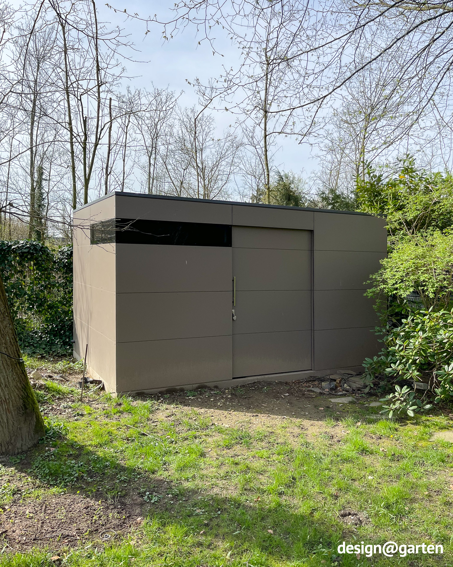 Garden shed in Tuscany with corner glazing