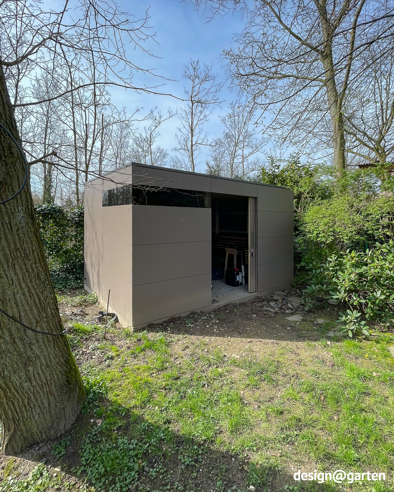 Garden shed in Tuscany with corner glazing