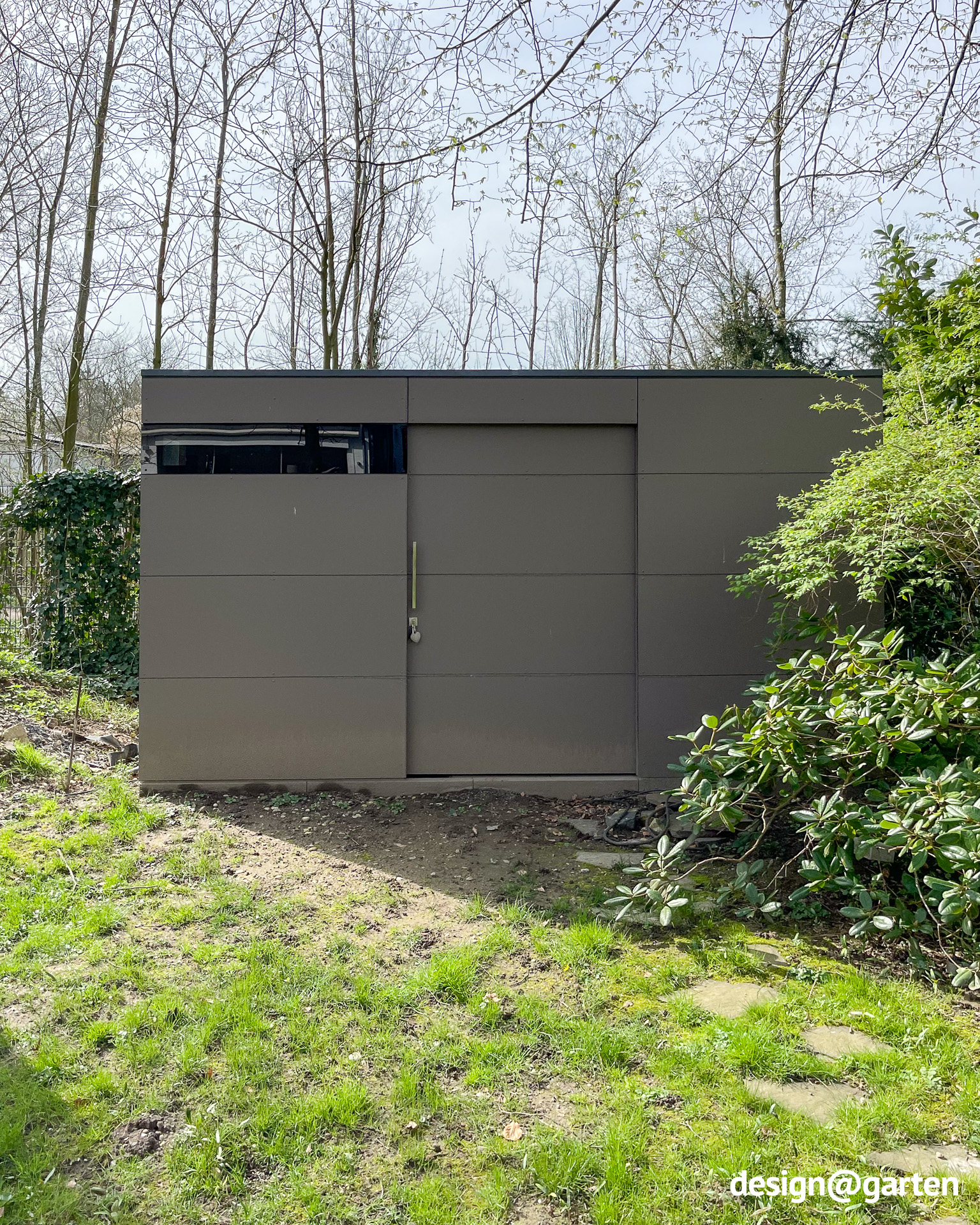 Garden shed in Tuscany with corner glazing