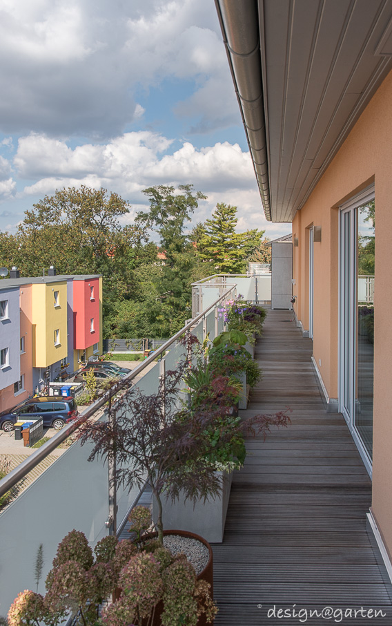 Modern urbanity: terrace cabinets in exposed concrete look