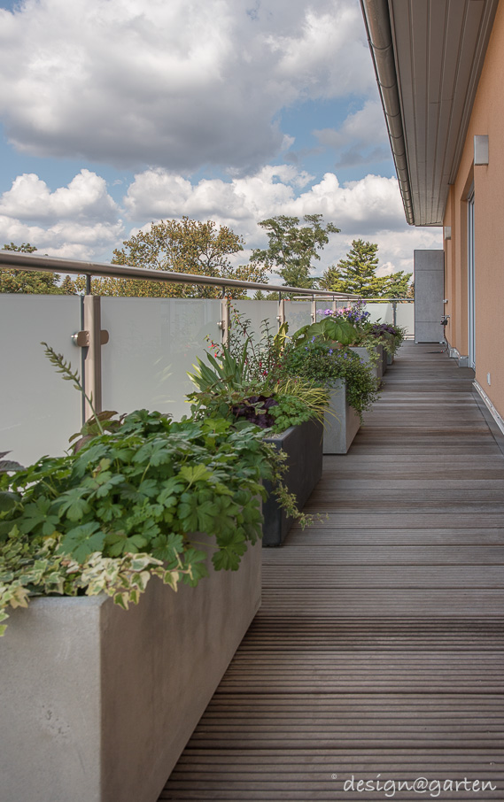 Modern urbanity: terrace cabinets in exposed concrete look
