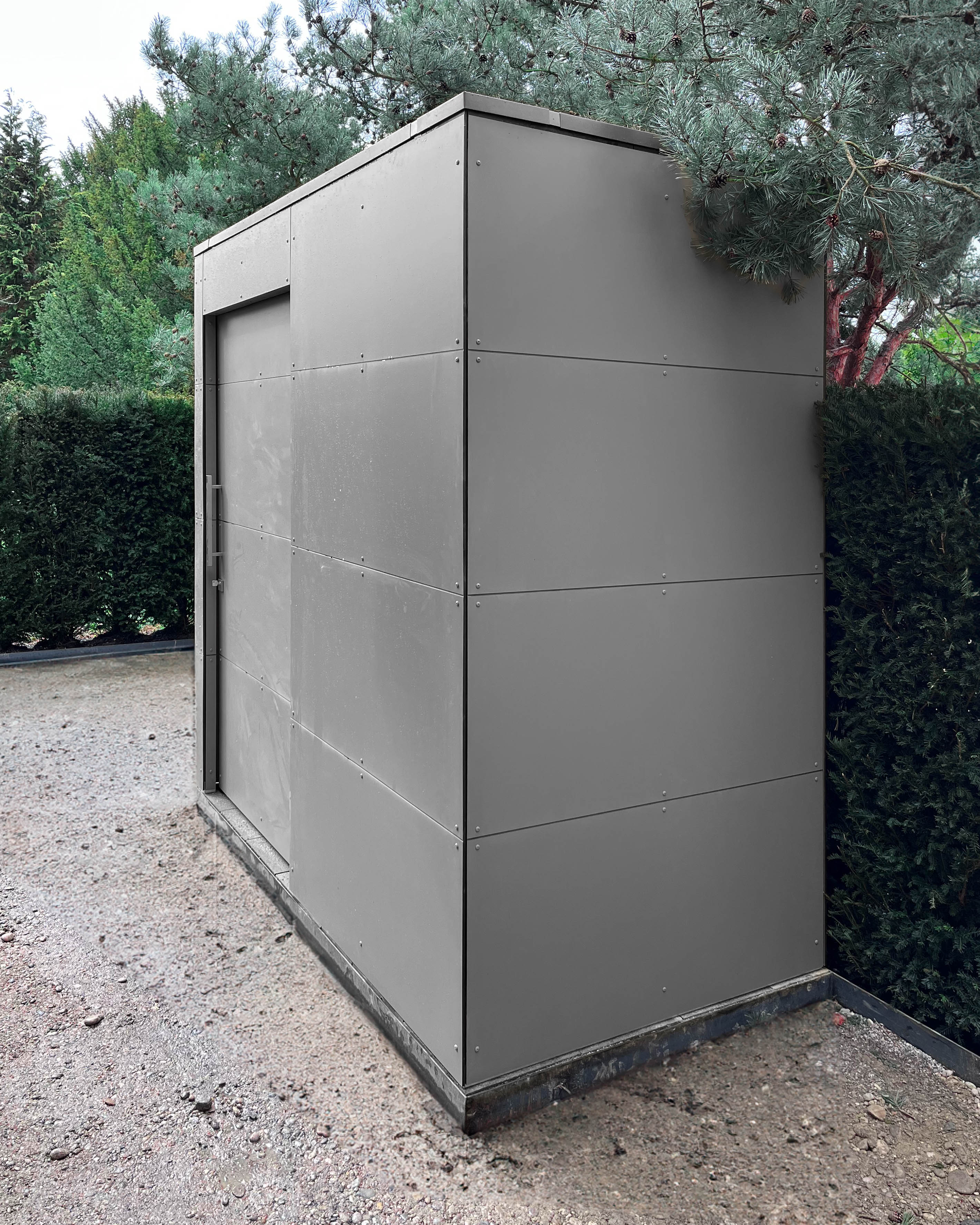 Pool equipment shed in Tuscany – garden shed as technical centre