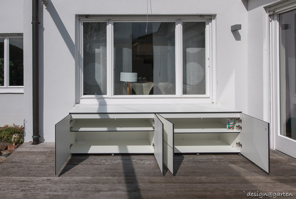 Functional elegance beneath the window: the custom-made outdoor seating board
