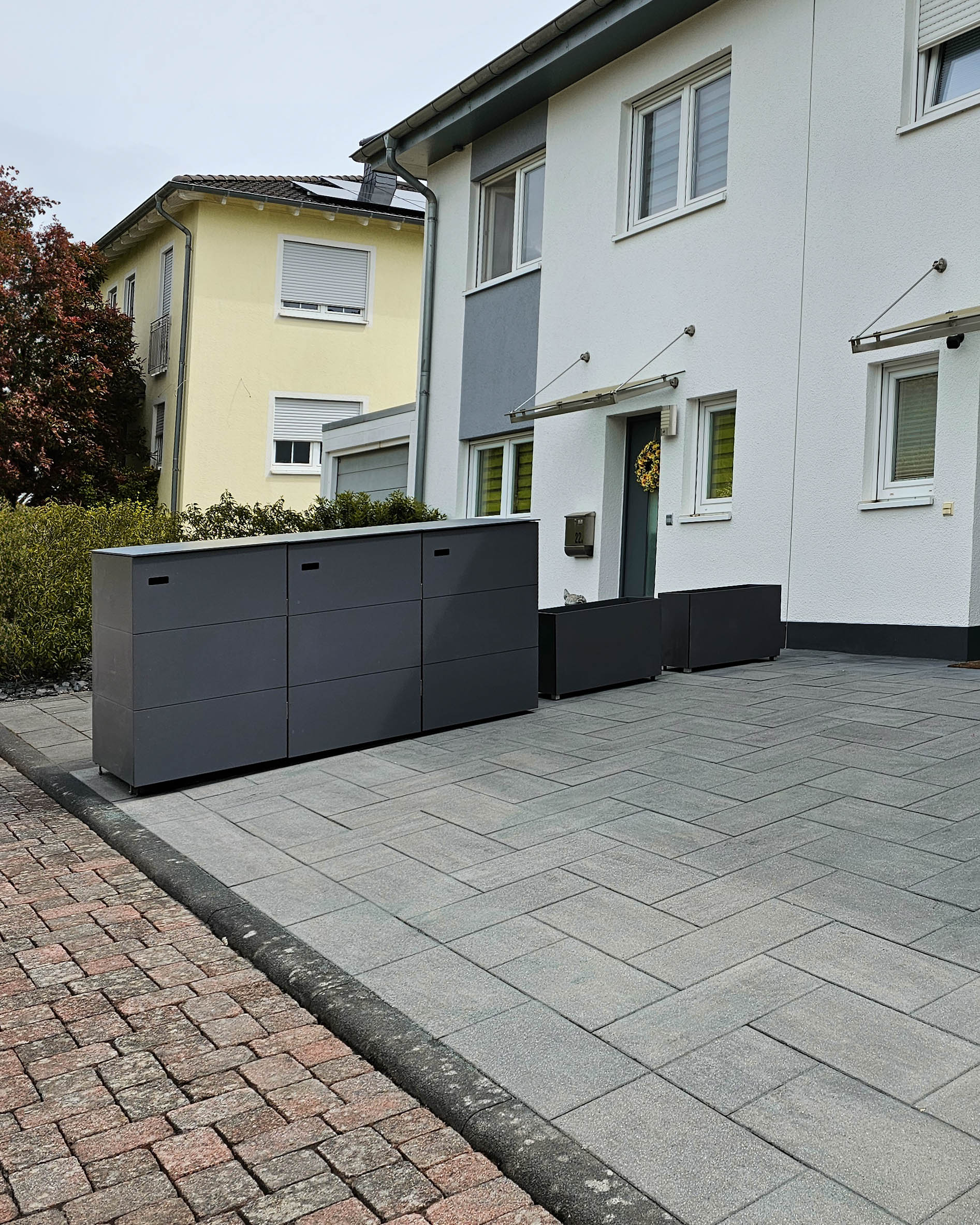 Waste bin shelter for 3x 240-litre bins