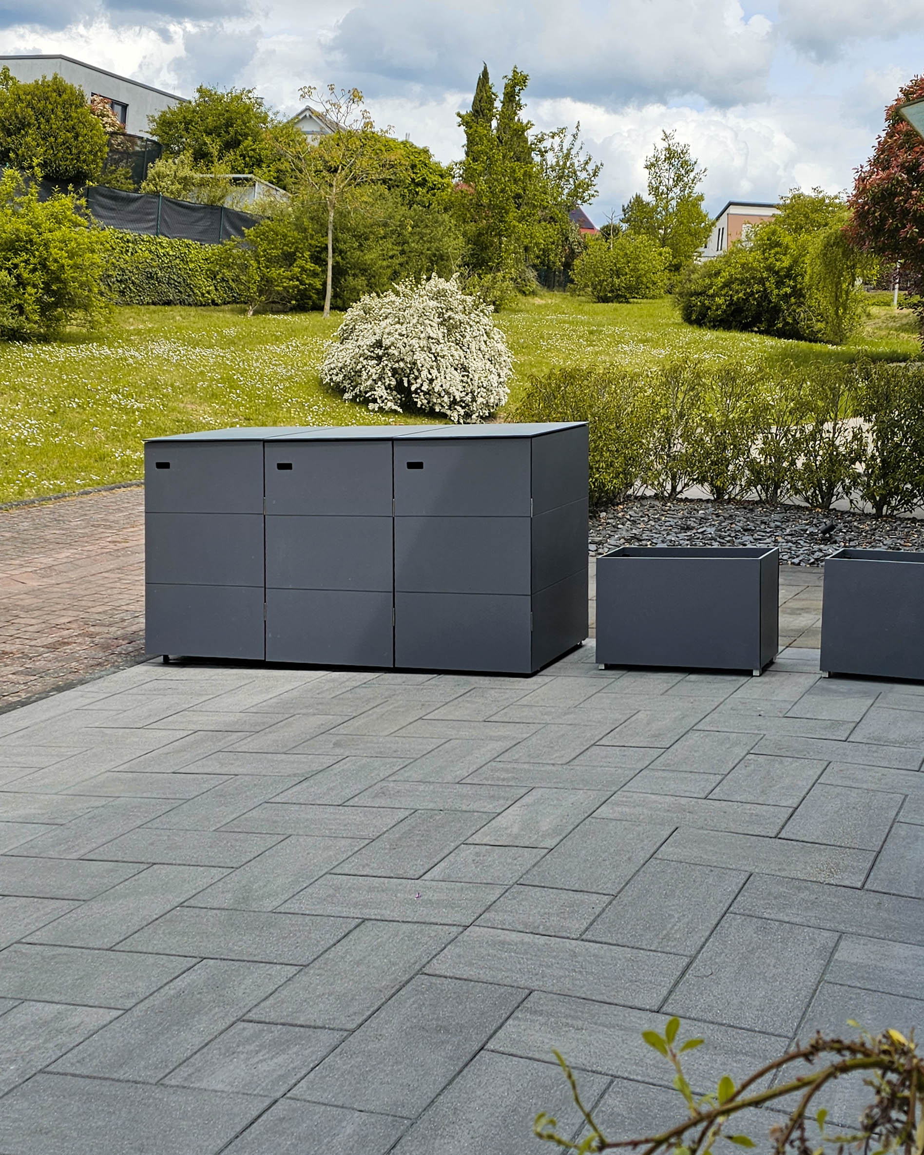 Waste bin shelter for 3x 240-litre bins