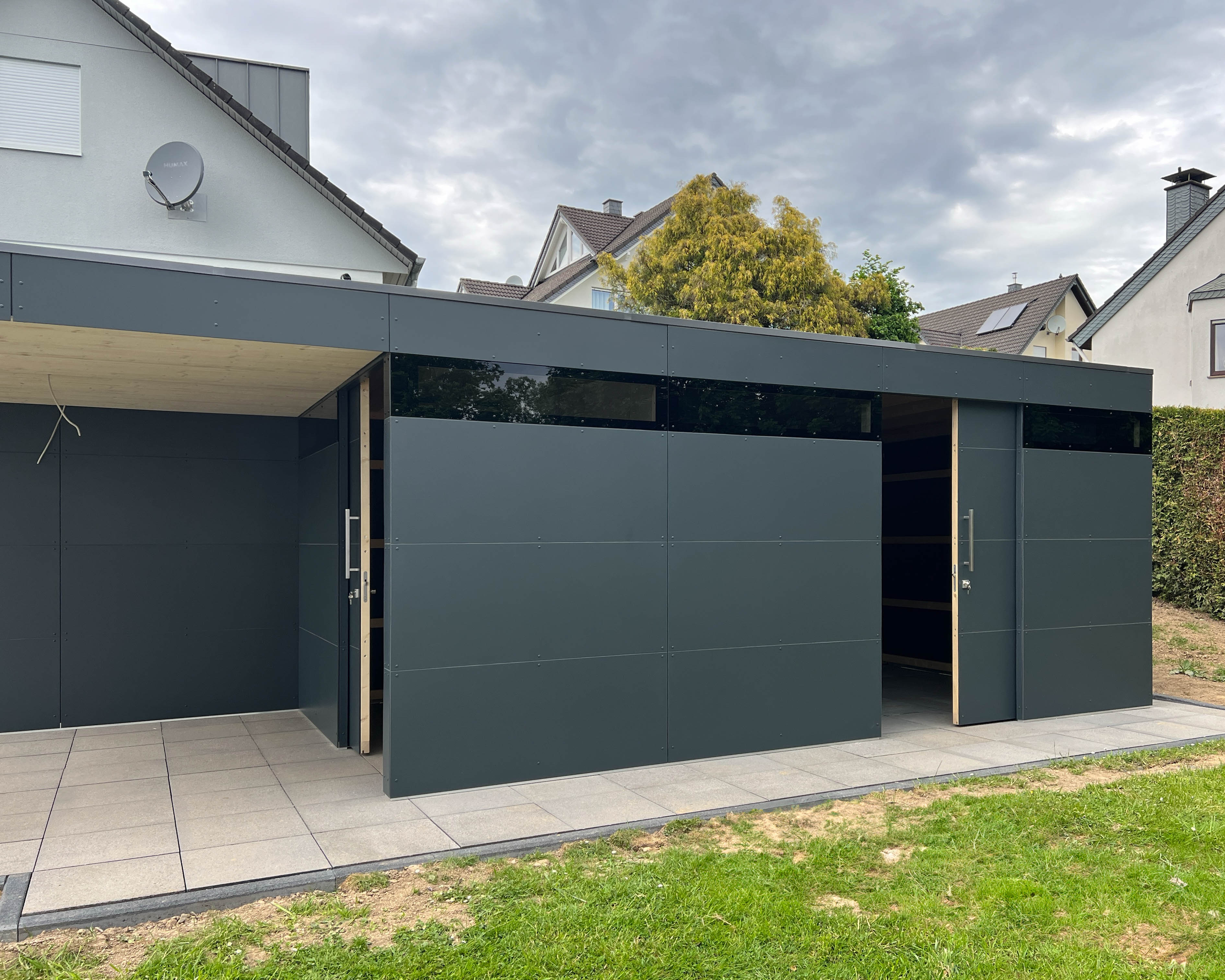 Garden shed with XXL canopy