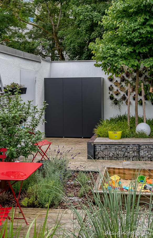 Smart outdoor organisation: the custom-made outdoor equipment cabinet