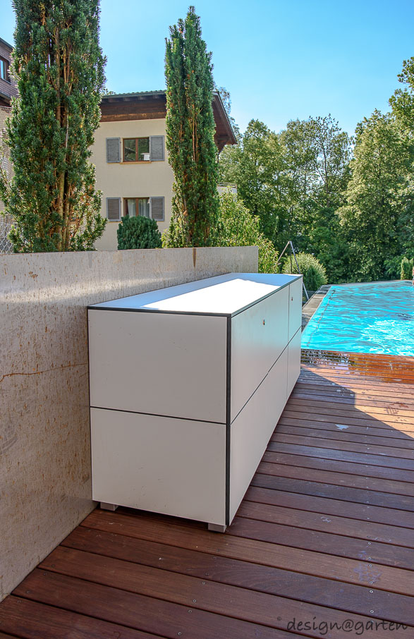 Funcionalidad junto al agua: el moderno armario para piscina