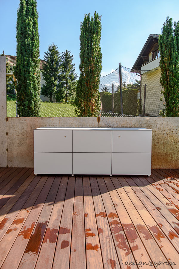 Funcionalidad junto al agua: el moderno armario para piscina