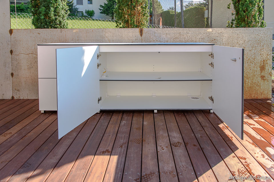 Funcionalidad junto al agua: el moderno armario para piscina