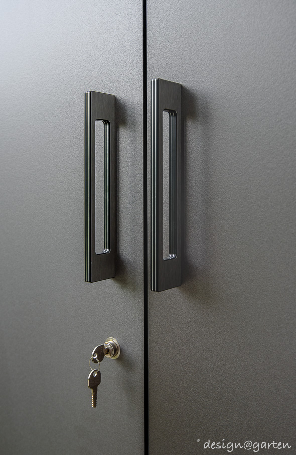 Solución de almacenamiento exclusiva en Múnich: el armario alto en Urban Grey Metallic.