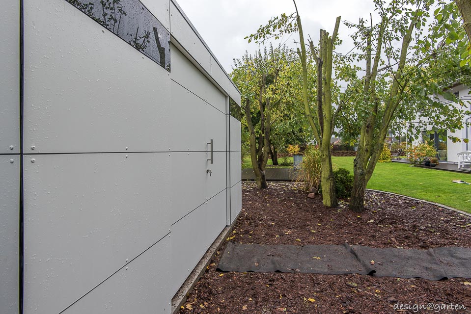Una espaciosa maravilla en blanco: la caseta de jardín con puerta corredera doble.