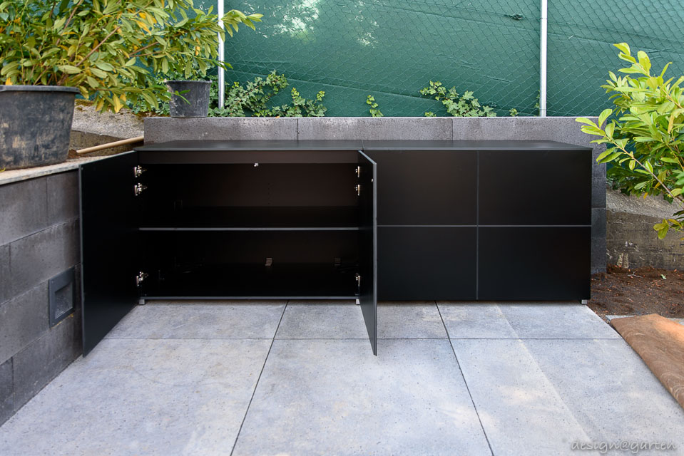 Dúo en negro: elegancia atemporal gracias al diseño de los armarios para terraza