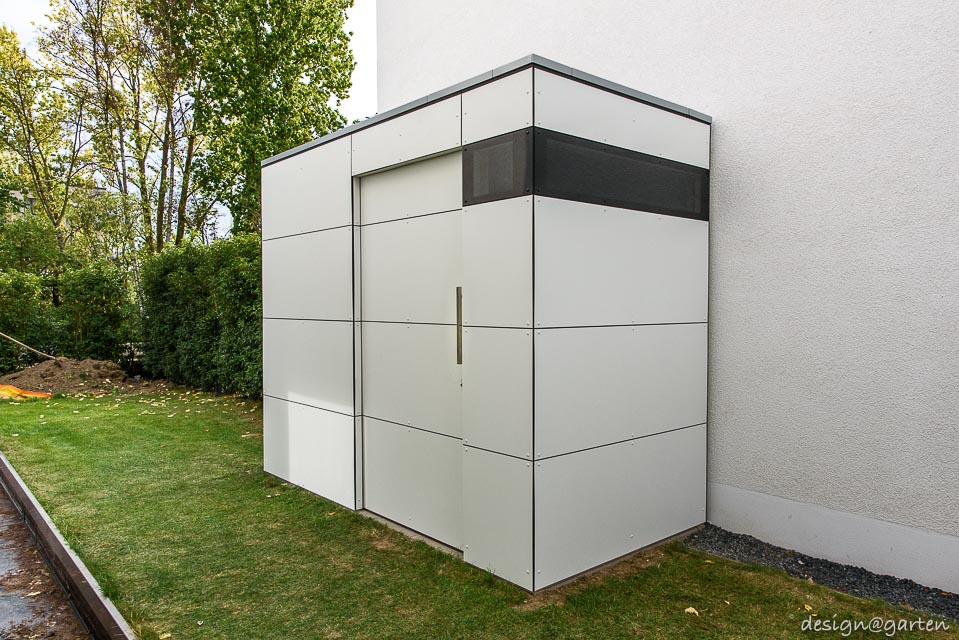 Estética atemporal en blanco brillante: el cobertizo para herramientas HPL.