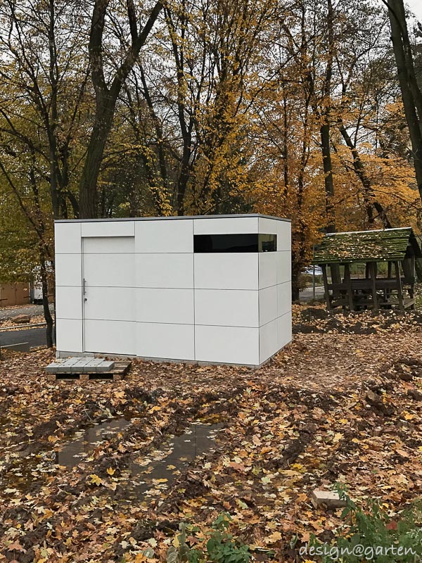 Contraste moderno en plena naturaleza: la caseta de herramientas del arquitecto