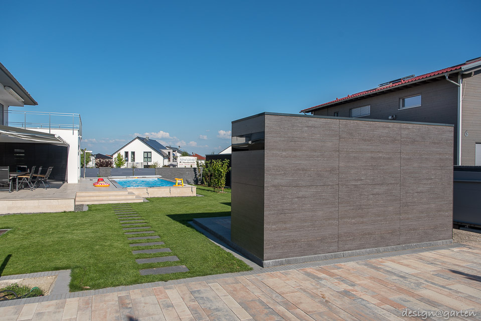 Protección visual multifuncional: moderna caseta de jardín en esquina