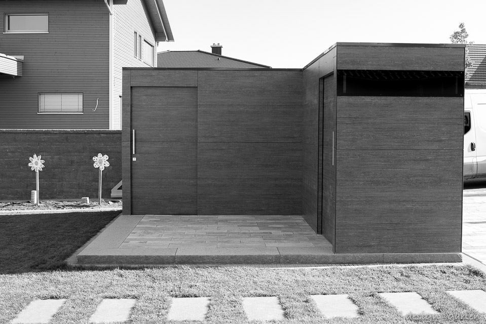 Protección visual multifuncional: moderna caseta de jardín en esquina