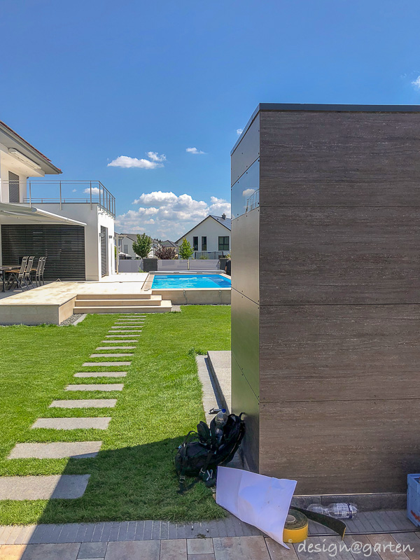 Protección visual multifuncional: moderna caseta de jardín en esquina