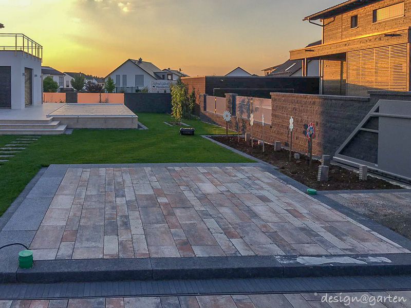 Protección visual multifuncional: moderna caseta de jardín en esquina