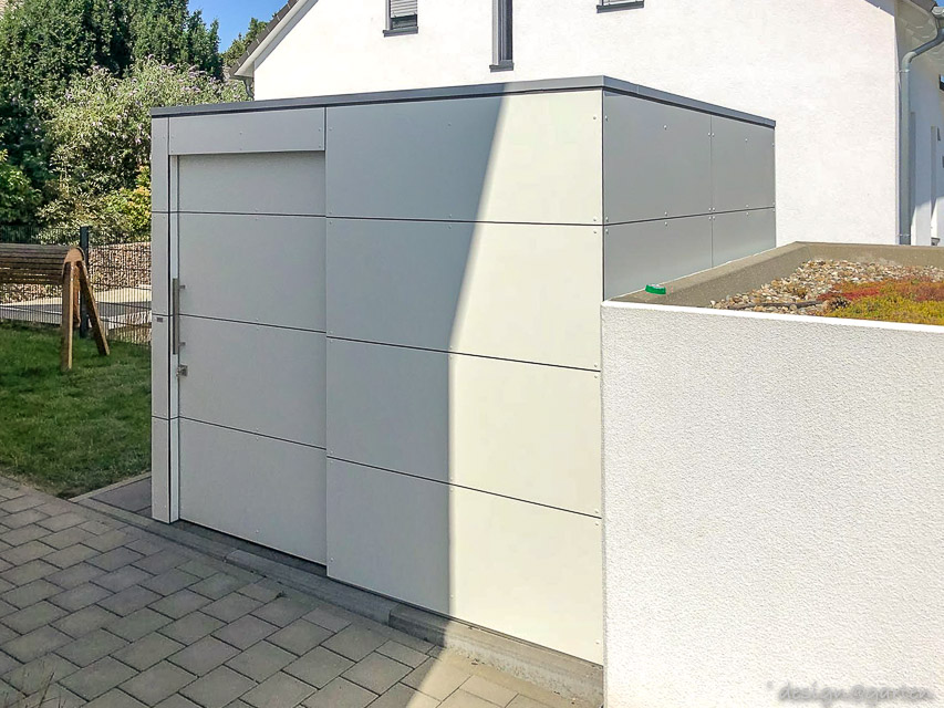 Tarjeta de visita estética: caseta con techo plano en el jardín delantero