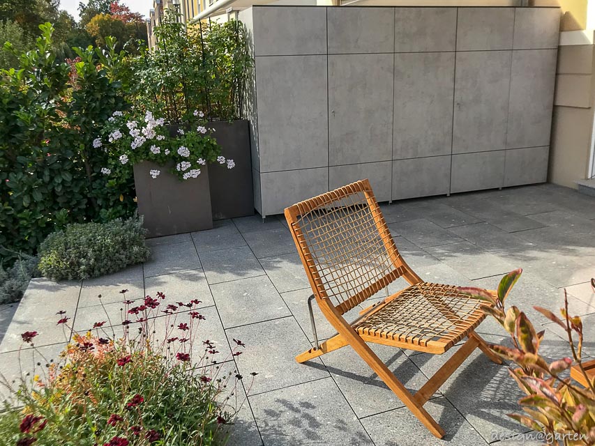 Una maravilla inteligente que ahorra espacio: armario alto y ancho para la terraza con sistema