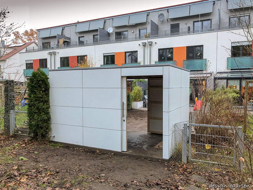 Orden en el jardín de una casa adosada: caseta de jardín Cube de HPL