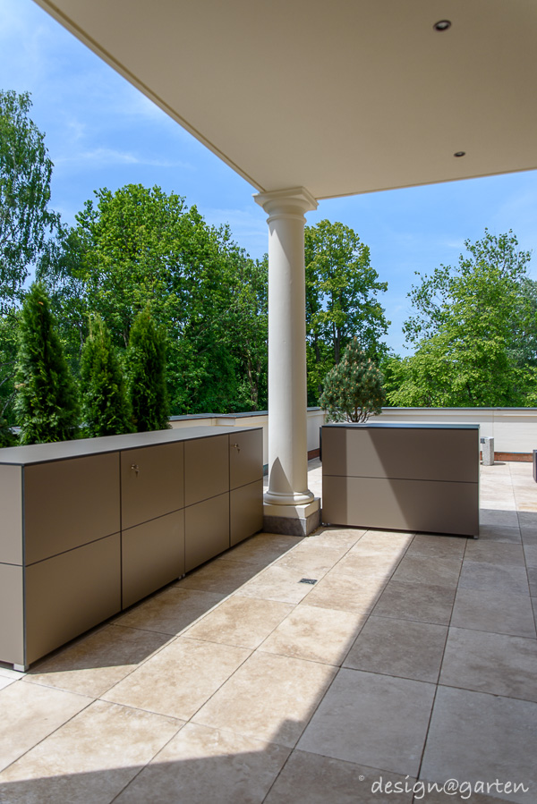 Conjunto elegante: armarios para terraza resistentes a la intemperie en un contexto histórico