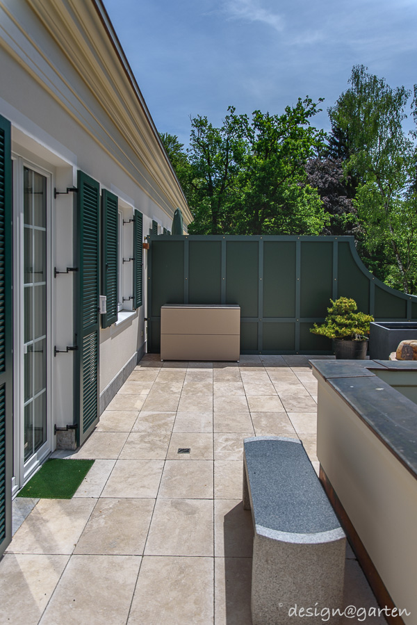 Conjunto elegante: armarios para terraza resistentes a la intemperie en un contexto histórico