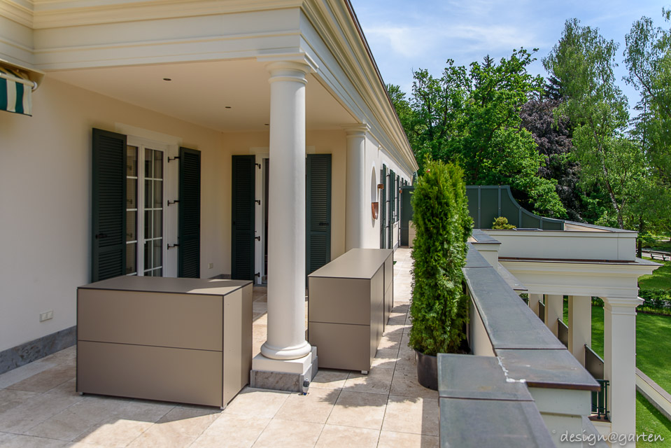 Conjunto elegante: armarios para terraza resistentes a la intemperie en un contexto histórico