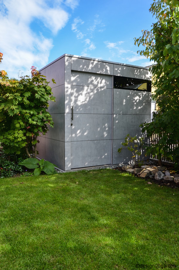 Minimalismo atemporal: la moderna caseta de jardín con un elegante acabado de hormigón.