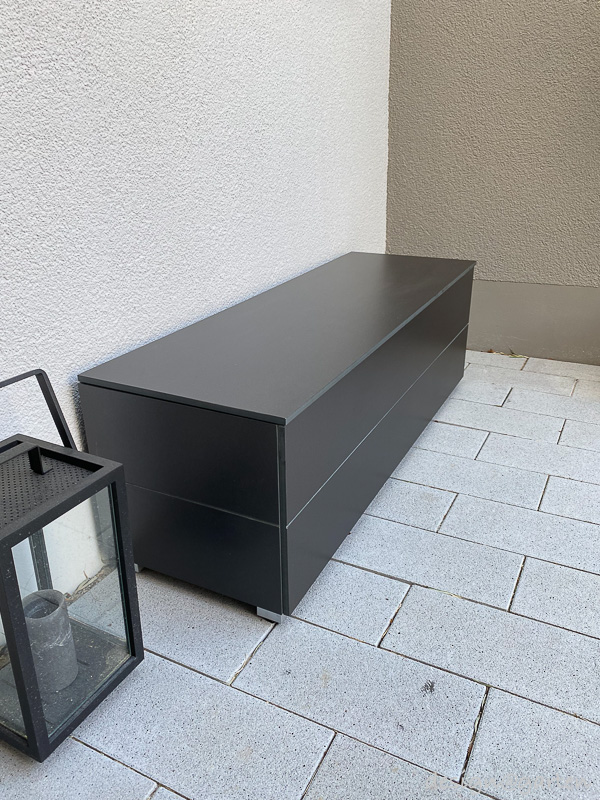 Caja de jardín con función de asiento como solución elegante para la zona de entrada