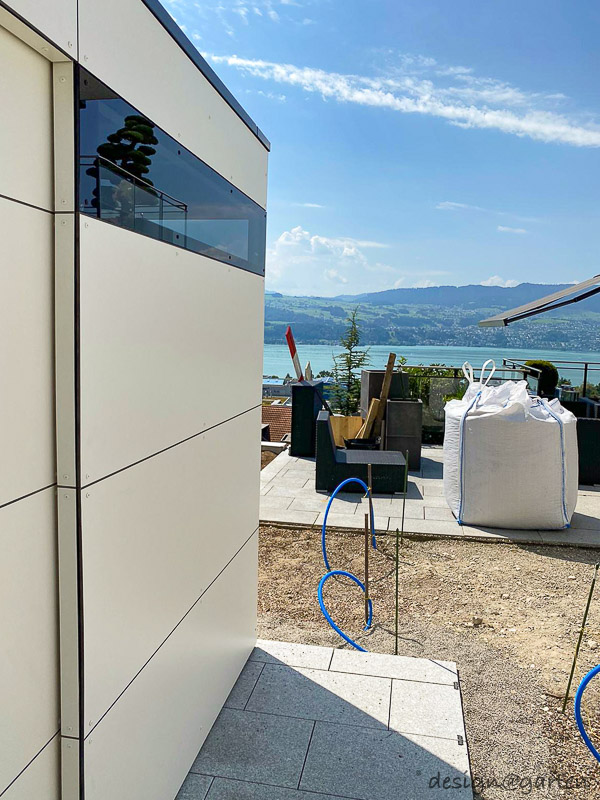 Caseta de jardín cubista con techo plano como solución doble en el lago de Zúrich