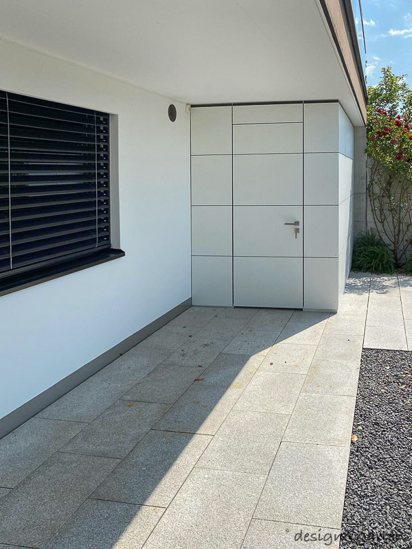 Caseta de jardín cubista con techo plano como solución doble en el lago de Zúrich