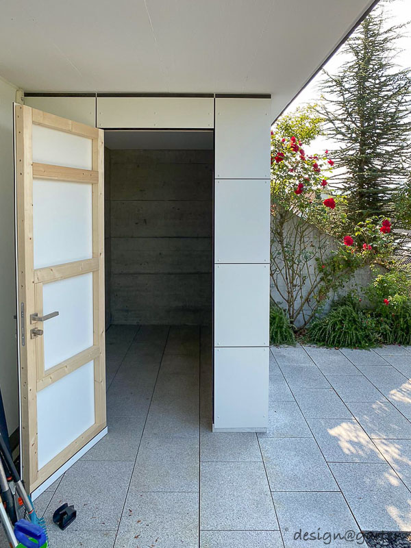 Caseta de jardín cubista con techo plano como solución doble en el lago de Zúrich