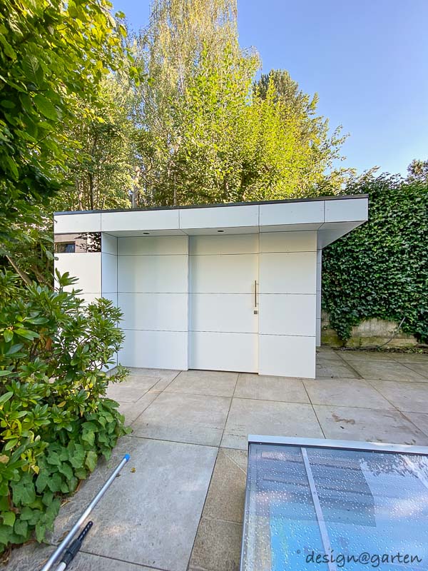 Moderna caseta de piscina con saliente