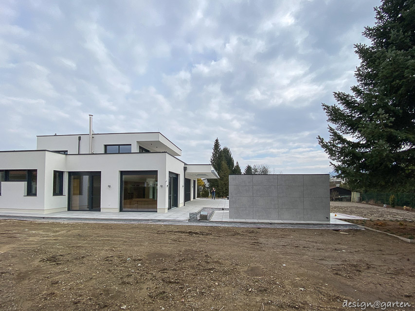 Exclusiva caseta de jardín de diseño a medida como elemento arquitectónico destacado en Klagenfurt