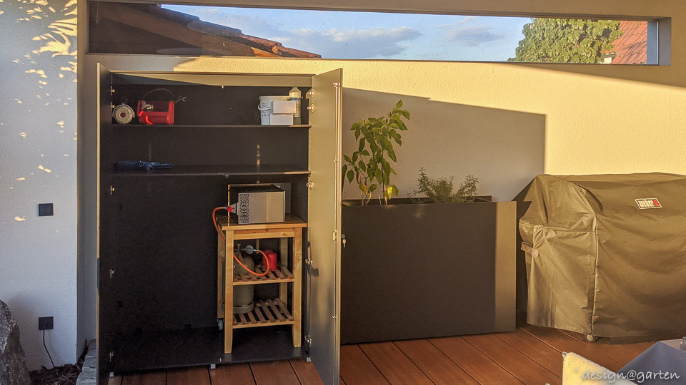 Armario alto a medida con un sencillo sistema de montaje