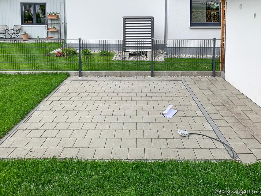 Moderno cobertizo para herramientas como elemento arquitectónico destacado en el jardín