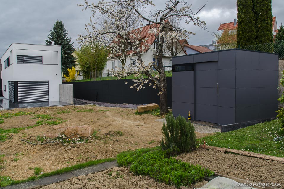 Presencia soberana en antracita: el cobertizo resistente a la intemperie para jardines modernos.