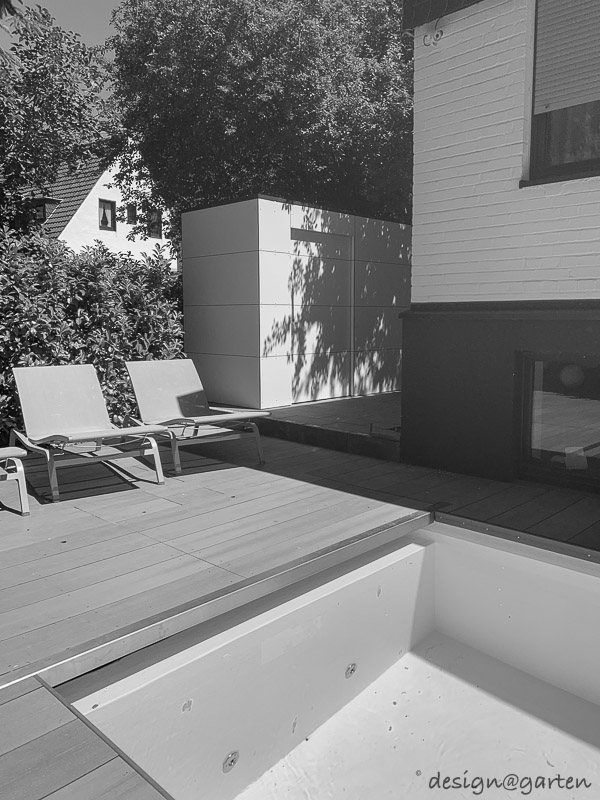 Moderna caseta de piscina como elemento funcional destacado junto al agua