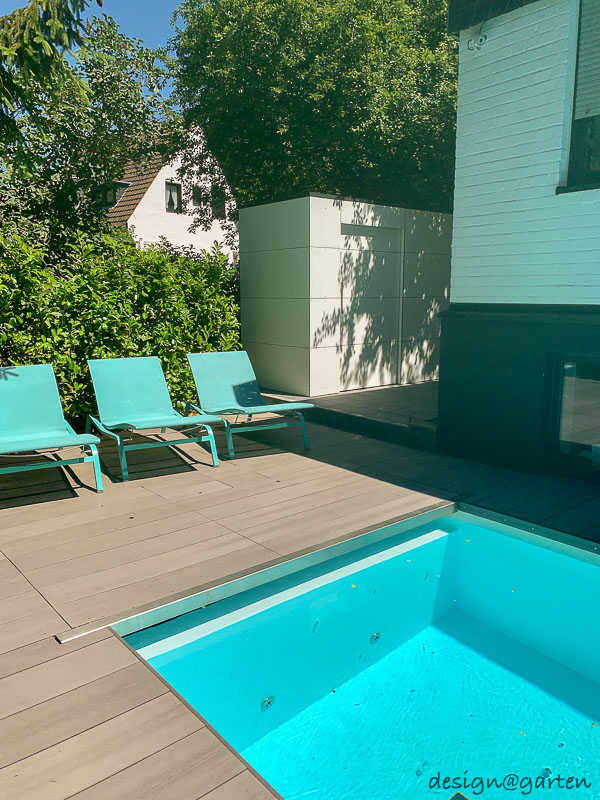 Moderna caseta de piscina como elemento funcional destacado junto al agua