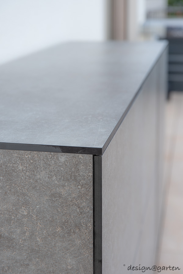 Aparador para exteriores con decoración Empire Slate: versatilidad elegante para la terraza