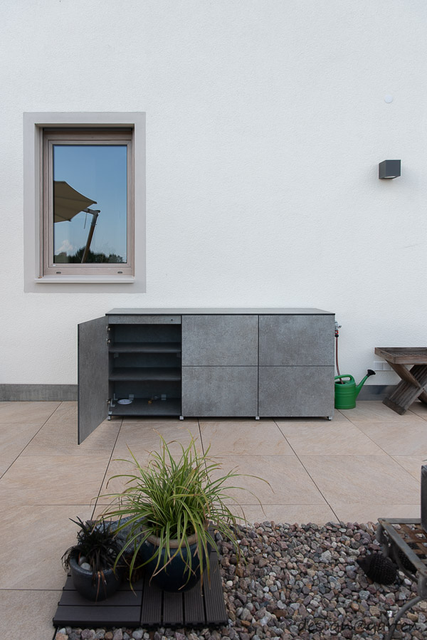 Aparador para exteriores con decoración Empire Slate: versatilidad elegante para la terraza