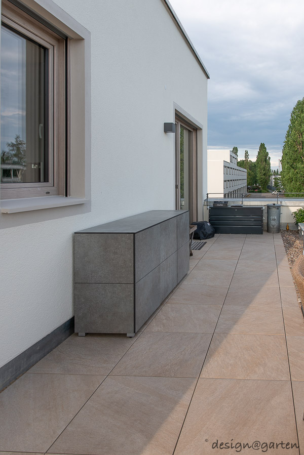 Aparador para exteriores con decoración Empire Slate: versatilidad elegante para la terraza